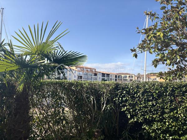 À saisir : magnifique appartement avec de nombreuses possibilités d’aménagement, idéal pour un investissement locatif de qualité.

Situé à deux pas de Port Grimaud et de Saint-Tropez, découvrez un joyau de la cité lacustre de Port Cogolin. Ce superbe rez-de-jardin de 120 m² allie le luxe d’un espace généreux à la douceur de vivre méditerranéenne.

Les points forts qui font la différence :
•	Accès direct à la marina : Un jardin à usage exclusif et privatif qui s'ouvre sur les canaux.
•	Flexibilité unique : Issu de la réunion de 2 lots, l'appartement possède deux entrées indépendantes. Idéal pour un grand pied-à-terre familial ou pour être divisé à nouveau en deux unités locatives rentables.
•	Emplacement Premium : Proximité immédiate des plages, des commerces et de Saint-Tropez.

Un intérieur élégant et parfaitement agencé :
L'appartement a été pensé pour le confort et la fluidité :
•	Espace de vie : Une vaste pièce de réception (salon/salle à manger) baignée de lumière, s'ouvrant sur la terrasse et le jardin à usage exclusif et privatif.
•	Côté Nuit : Une suite parentale de standing avec grand dressing et salle d'eau.
•       Une deuxième chambre avec balnéo privative pour des moments de détente.
•	Une troisième chambre cosy, parfaite pour des invités ou un bureau.
•	Cuisine : Moderne, fonctionnelle et entièrement équipée.

 Prestations & Services :
•	Confort total : Climatisation intégrale et nombreux rangements.
•	Praticité : accès aux places de parking communes en sous-sol.
•	Optionnel : Possibilité d'achat meublé pour une installation immédiate.

Une opportunité rare à visiter rapidement !