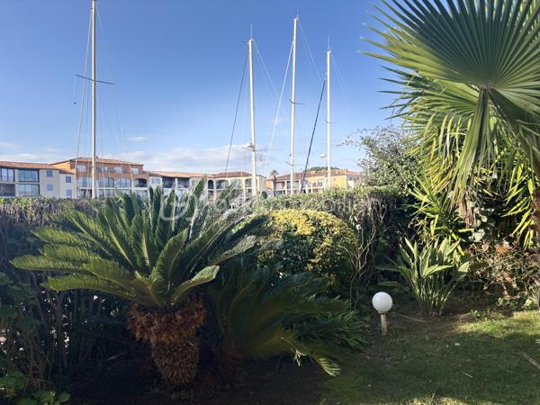 À saisir : magnifique appartement avec de nombreuses possibilités d’aménagement, idéal pour un investissement locatif de qualité.

Situé à deux pas de Port Grimaud et de Saint-Tropez, découvrez un joyau de la cité lacustre de Port Cogolin. Ce superbe rez-de-jardin de 120 m² allie le luxe d’un espace généreux à la douceur de vivre méditerranéenne.

Les points forts qui font la différence :
•	Accès direct à la marina : Un jardin à usage exclusif et privatif qui s'ouvre sur les canaux.
•	Flexibilité unique : Issu de la réunion de 2 lots, l'appartement possède deux entrées indépendantes. Idéal pour un grand pied-à-terre familial ou pour être divisé à nouveau en deux unités locatives rentables.
•	Emplacement Premium : Proximité immédiate des plages, des commerces et de Saint-Tropez.

Un intérieur élégant et parfaitement agencé :
L'appartement a été pensé pour le confort et la fluidité :
•	Espace de vie : Une vaste pièce de réception (salon/salle à manger) baignée de lumière, s'ouvrant sur la terrasse et le jardin à usage exclusif et privatif.
•	Côté Nuit : Une suite parentale de standing avec grand dressing et salle d'eau.
•       Une deuxième chambre avec balnéo privative pour des moments de détente.
•	Une troisième chambre cosy, parfaite pour des invités ou un bureau.
•	Cuisine : Moderne, fonctionnelle et entièrement équipée.

 Prestations & Services :
•	Confort total : Climatisation intégrale et nombreux rangements.
•	Praticité : accès aux places de parking communes en sous-sol.
•	Optionnel : Possibilité d'achat meublé pour une installation immédiate.

Une opportunité rare à visiter rapidement !