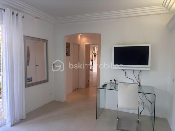 À saisir : magnifique appartement avec de nombreuses possibilités d’aménagement, idéal pour un investissement locatif de qualité.

Situé à deux pas de Port Grimaud et de Saint-Tropez, découvrez un joyau de la cité lacustre de Port Cogolin. Ce superbe rez-de-jardin de 120 m² allie le luxe d’un espace généreux à la douceur de vivre méditerranéenne.

Les points forts qui font la différence :
•	Accès direct à la marina : Un jardin à usage exclusif et privatif qui s'ouvre sur les canaux.
•	Flexibilité unique : Issu de la réunion de 2 lots, l'appartement possède deux entrées indépendantes. Idéal pour un grand pied-à-terre familial ou pour être divisé à nouveau en deux unités locatives rentables.
•	Emplacement Premium : Proximité immédiate des plages, des commerces et de Saint-Tropez.

Un intérieur élégant et parfaitement agencé :
L'appartement a été pensé pour le confort et la fluidité :
•	Espace de vie : Une vaste pièce de réception (salon/salle à manger) baignée de lumière, s'ouvrant sur la terrasse et le jardin à usage exclusif et privatif.
•	Côté Nuit : Une suite parentale de standing avec grand dressing et salle d'eau.
•       Une deuxième chambre avec balnéo privative pour des moments de détente.
•	Une troisième chambre cosy, parfaite pour des invités ou un bureau.
•	Cuisine : Moderne, fonctionnelle et entièrement équipée.

 Prestations & Services :
•	Confort total : Climatisation intégrale et nombreux rangements.
•	Praticité : accès aux places de parking communes en sous-sol.
•	Optionnel : Possibilité d'achat meublé pour une installation immédiate.

Une opportunité rare à visiter rapidement !