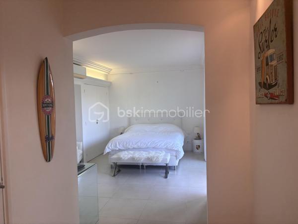 À saisir : magnifique appartement avec de nombreuses possibilités d’aménagement, idéal pour un investissement locatif de qualité.

Situé à deux pas de Port Grimaud et de Saint-Tropez, découvrez un joyau de la cité lacustre de Port Cogolin. Ce superbe rez-de-jardin de 120 m² allie le luxe d’un espace généreux à la douceur de vivre méditerranéenne.

Les points forts qui font la différence :
•	Accès direct à la marina : Un jardin à usage exclusif et privatif qui s'ouvre sur les canaux.
•	Flexibilité unique : Issu de la réunion de 2 lots, l'appartement possède deux entrées indépendantes. Idéal pour un grand pied-à-terre familial ou pour être divisé à nouveau en deux unités locatives rentables.
•	Emplacement Premium : Proximité immédiate des plages, des commerces et de Saint-Tropez.

Un intérieur élégant et parfaitement agencé :
L'appartement a été pensé pour le confort et la fluidité :
•	Espace de vie : Une vaste pièce de réception (salon/salle à manger) baignée de lumière, s'ouvrant sur la terrasse et le jardin à usage exclusif et privatif.
•	Côté Nuit : Une suite parentale de standing avec grand dressing et salle d'eau.
•       Une deuxième chambre avec balnéo privative pour des moments de détente.
•	Une troisième chambre cosy, parfaite pour des invités ou un bureau.
•	Cuisine : Moderne, fonctionnelle et entièrement équipée.

 Prestations & Services :
•	Confort total : Climatisation intégrale et nombreux rangements.
•	Praticité : accès aux places de parking communes en sous-sol.
•	Optionnel : Possibilité d'achat meublé pour une installation immédiate.

Une opportunité rare à visiter rapidement !