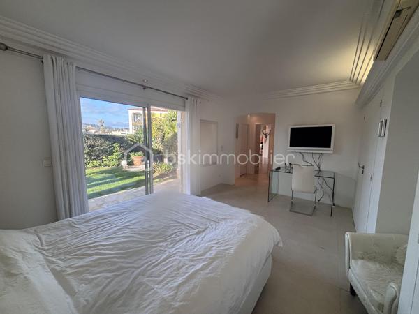 À saisir : magnifique appartement avec de nombreuses possibilités d’aménagement, idéal pour un investissement locatif de qualité.

Situé à deux pas de Port Grimaud et de Saint-Tropez, découvrez un joyau de la cité lacustre de Port Cogolin. Ce superbe rez-de-jardin de 120 m² allie le luxe d’un espace généreux à la douceur de vivre méditerranéenne.

Les points forts qui font la différence :
•	Accès direct à la marina : Un jardin à usage exclusif et privatif qui s'ouvre sur les canaux.
•	Flexibilité unique : Issu de la réunion de 2 lots, l'appartement possède deux entrées indépendantes. Idéal pour un grand pied-à-terre familial ou pour être divisé à nouveau en deux unités locatives rentables.
•	Emplacement Premium : Proximité immédiate des plages, des commerces et de Saint-Tropez.

Un intérieur élégant et parfaitement agencé :
L'appartement a été pensé pour le confort et la fluidité :
•	Espace de vie : Une vaste pièce de réception (salon/salle à manger) baignée de lumière, s'ouvrant sur la terrasse et le jardin à usage exclusif et privatif.
•	Côté Nuit : Une suite parentale de standing avec grand dressing et salle d'eau.
•       Une deuxième chambre avec balnéo privative pour des moments de détente.
•	Une troisième chambre cosy, parfaite pour des invités ou un bureau.
•	Cuisine : Moderne, fonctionnelle et entièrement équipée.

 Prestations & Services :
•	Confort total : Climatisation intégrale et nombreux rangements.
•	Praticité : accès aux places de parking communes en sous-sol.
•	Optionnel : Possibilité d'achat meublé pour une installation immédiate.

Une opportunité rare à visiter rapidement !