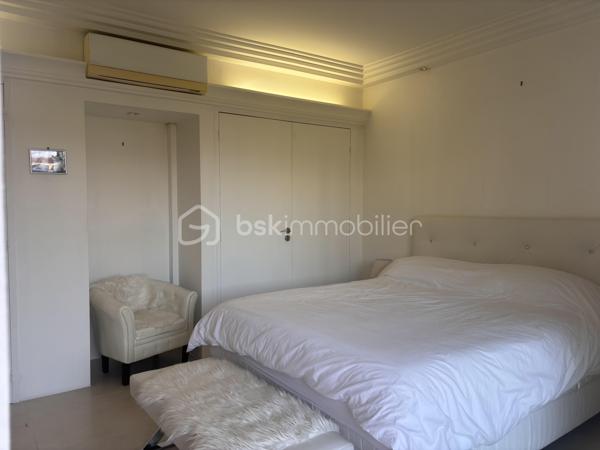 À saisir : magnifique appartement avec de nombreuses possibilités d’aménagement, idéal pour un investissement locatif de qualité.

Situé à deux pas de Port Grimaud et de Saint-Tropez, découvrez un joyau de la cité lacustre de Port Cogolin. Ce superbe rez-de-jardin de 120 m² allie le luxe d’un espace généreux à la douceur de vivre méditerranéenne.

Les points forts qui font la différence :
•	Accès direct à la marina : Un jardin à usage exclusif et privatif qui s'ouvre sur les canaux.
•	Flexibilité unique : Issu de la réunion de 2 lots, l'appartement possède deux entrées indépendantes. Idéal pour un grand pied-à-terre familial ou pour être divisé à nouveau en deux unités locatives rentables.
•	Emplacement Premium : Proximité immédiate des plages, des commerces et de Saint-Tropez.

Un intérieur élégant et parfaitement agencé :
L'appartement a été pensé pour le confort et la fluidité :
•	Espace de vie : Une vaste pièce de réception (salon/salle à manger) baignée de lumière, s'ouvrant sur la terrasse et le jardin à usage exclusif et privatif.
•	Côté Nuit : Une suite parentale de standing avec grand dressing et salle d'eau.
•       Une deuxième chambre avec balnéo privative pour des moments de détente.
•	Une troisième chambre cosy, parfaite pour des invités ou un bureau.
•	Cuisine : Moderne, fonctionnelle et entièrement équipée.

 Prestations & Services :
•	Confort total : Climatisation intégrale et nombreux rangements.
•	Praticité : accès aux places de parking communes en sous-sol.
•	Optionnel : Possibilité d'achat meublé pour une installation immédiate.

Une opportunité rare à visiter rapidement !