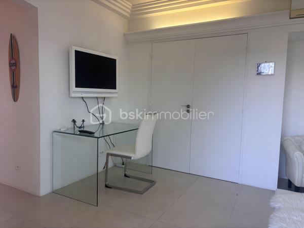 À saisir : magnifique appartement avec de nombreuses possibilités d’aménagement, idéal pour un investissement locatif de qualité.

Situé à deux pas de Port Grimaud et de Saint-Tropez, découvrez un joyau de la cité lacustre de Port Cogolin. Ce superbe rez-de-jardin de 120 m² allie le luxe d’un espace généreux à la douceur de vivre méditerranéenne.

Les points forts qui font la différence :
•	Accès direct à la marina : Un jardin à usage exclusif et privatif qui s'ouvre sur les canaux.
•	Flexibilité unique : Issu de la réunion de 2 lots, l'appartement possède deux entrées indépendantes. Idéal pour un grand pied-à-terre familial ou pour être divisé à nouveau en deux unités locatives rentables.
•	Emplacement Premium : Proximité immédiate des plages, des commerces et de Saint-Tropez.

Un intérieur élégant et parfaitement agencé :
L'appartement a été pensé pour le confort et la fluidité :
•	Espace de vie : Une vaste pièce de réception (salon/salle à manger) baignée de lumière, s'ouvrant sur la terrasse et le jardin à usage exclusif et privatif.
•	Côté Nuit : Une suite parentale de standing avec grand dressing et salle d'eau.
•       Une deuxième chambre avec balnéo privative pour des moments de détente.
•	Une troisième chambre cosy, parfaite pour des invités ou un bureau.
•	Cuisine : Moderne, fonctionnelle et entièrement équipée.

 Prestations & Services :
•	Confort total : Climatisation intégrale et nombreux rangements.
•	Praticité : accès aux places de parking communes en sous-sol.
•	Optionnel : Possibilité d'achat meublé pour une installation immédiate.

Une opportunité rare à visiter rapidement !