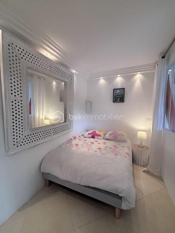 À saisir : magnifique appartement avec de nombreuses possibilités d’aménagement, idéal pour un investissement locatif de qualité.

Situé à deux pas de Port Grimaud et de Saint-Tropez, découvrez un joyau de la cité lacustre de Port Cogolin. Ce superbe rez-de-jardin de 120 m² allie le luxe d’un espace généreux à la douceur de vivre méditerranéenne.

Les points forts qui font la différence :
•	Accès direct à la marina : Un jardin à usage exclusif et privatif qui s'ouvre sur les canaux.
•	Flexibilité unique : Issu de la réunion de 2 lots, l'appartement possède deux entrées indépendantes. Idéal pour un grand pied-à-terre familial ou pour être divisé à nouveau en deux unités locatives rentables.
•	Emplacement Premium : Proximité immédiate des plages, des commerces et de Saint-Tropez.

Un intérieur élégant et parfaitement agencé :
L'appartement a été pensé pour le confort et la fluidité :
•	Espace de vie : Une vaste pièce de réception (salon/salle à manger) baignée de lumière, s'ouvrant sur la terrasse et le jardin à usage exclusif et privatif.
•	Côté Nuit : Une suite parentale de standing avec grand dressing et salle d'eau.
•       Une deuxième chambre avec balnéo privative pour des moments de détente.
•	Une troisième chambre cosy, parfaite pour des invités ou un bureau.
•	Cuisine : Moderne, fonctionnelle et entièrement équipée.

 Prestations & Services :
•	Confort total : Climatisation intégrale et nombreux rangements.
•	Praticité : accès aux places de parking communes en sous-sol.
•	Optionnel : Possibilité d'achat meublé pour une installation immédiate.

Une opportunité rare à visiter rapidement !