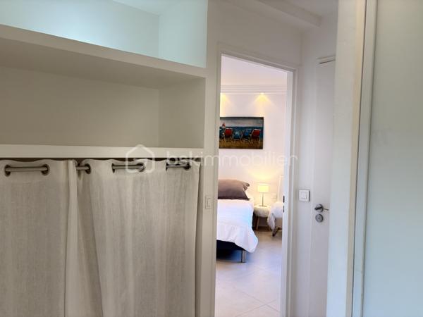 À saisir : magnifique appartement avec de nombreuses possibilités d’aménagement, idéal pour un investissement locatif de qualité.

Situé à deux pas de Port Grimaud et de Saint-Tropez, découvrez un joyau de la cité lacustre de Port Cogolin. Ce superbe rez-de-jardin de 120 m² allie le luxe d’un espace généreux à la douceur de vivre méditerranéenne.

Les points forts qui font la différence :
•	Accès direct à la marina : Un jardin à usage exclusif et privatif qui s'ouvre sur les canaux.
•	Flexibilité unique : Issu de la réunion de 2 lots, l'appartement possède deux entrées indépendantes. Idéal pour un grand pied-à-terre familial ou pour être divisé à nouveau en deux unités locatives rentables.
•	Emplacement Premium : Proximité immédiate des plages, des commerces et de Saint-Tropez.

Un intérieur élégant et parfaitement agencé :
L'appartement a été pensé pour le confort et la fluidité :
•	Espace de vie : Une vaste pièce de réception (salon/salle à manger) baignée de lumière, s'ouvrant sur la terrasse et le jardin à usage exclusif et privatif.
•	Côté Nuit : Une suite parentale de standing avec grand dressing et salle d'eau.
•       Une deuxième chambre avec balnéo privative pour des moments de détente.
•	Une troisième chambre cosy, parfaite pour des invités ou un bureau.
•	Cuisine : Moderne, fonctionnelle et entièrement équipée.

 Prestations & Services :
•	Confort total : Climatisation intégrale et nombreux rangements.
•	Praticité : accès aux places de parking communes en sous-sol.
•	Optionnel : Possibilité d'achat meublé pour une installation immédiate.

Une opportunité rare à visiter rapidement !