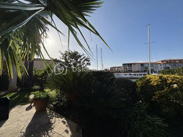 À saisir : magnifique appartement avec de nombreuses possibilités d’aménagement, idéal pour un investissement locatif de qualité.

Situé à deux pas de Port Grimaud et de Saint-Tropez, découvrez un joyau de la cité lacustre de Port Cogolin. Ce superbe rez-de-jardin de 120 m² allie le luxe d’un espace généreux à la douceur de vivre méditerranéenne.

Les points forts qui font la différence :
•	Accès direct à la marina : Un jardin à usage exclusif et privatif qui s'ouvre sur les canaux.
•	Flexibilité unique : Issu de la réunion de 2 lots, l'appartement possède deux entrées indépendantes. Idéal pour un grand pied-à-terre familial ou pour être divisé à nouveau en deux unités locatives rentables.
•	Emplacement Premium : Proximité immédiate des plages, des commerces et de Saint-Tropez.

Un intérieur élégant et parfaitement agencé :
L'appartement a été pensé pour le confort et la fluidité :
•	Espace de vie : Une vaste pièce de réception (salon/salle à manger) baignée de lumière, s'ouvrant sur la terrasse et le jardin à usage exclusif et privatif.
•	Côté Nuit : Une suite parentale de standing avec grand dressing et salle d'eau.
•       Une deuxième chambre avec balnéo privative pour des moments de détente.
•	Une troisième chambre cosy, parfaite pour des invités ou un bureau.
•	Cuisine : Moderne, fonctionnelle et entièrement équipée.

 Prestations & Services :
•	Confort total : Climatisation intégrale et nombreux rangements.
•	Praticité : accès aux places de parking communes en sous-sol.
•	Optionnel : Possibilité d'achat meublé pour une installation immédiate.

Une opportunité rare à visiter rapidement !
