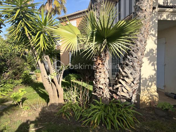 À saisir : magnifique appartement avec de nombreuses possibilités d’aménagement, idéal pour un investissement locatif de qualité.

Situé à deux pas de Port Grimaud et de Saint-Tropez, découvrez un joyau de la cité lacustre de Port Cogolin. Ce superbe rez-de-jardin de 120 m² allie le luxe d’un espace généreux à la douceur de vivre méditerranéenne.

Les points forts qui font la différence :
•	Accès direct à la marina : Un jardin à usage exclusif et privatif qui s'ouvre sur les canaux.
•	Flexibilité unique : Issu de la réunion de 2 lots, l'appartement possède deux entrées indépendantes. Idéal pour un grand pied-à-terre familial ou pour être divisé à nouveau en deux unités locatives rentables.
•	Emplacement Premium : Proximité immédiate des plages, des commerces et de Saint-Tropez.

Un intérieur élégant et parfaitement agencé :
L'appartement a été pensé pour le confort et la fluidité :
•	Espace de vie : Une vaste pièce de réception (salon/salle à manger) baignée de lumière, s'ouvrant sur la terrasse et le jardin à usage exclusif et privatif.
•	Côté Nuit : Une suite parentale de standing avec grand dressing et salle d'eau.
•       Une deuxième chambre avec balnéo privative pour des moments de détente.
•	Une troisième chambre cosy, parfaite pour des invités ou un bureau.
•	Cuisine : Moderne, fonctionnelle et entièrement équipée.

 Prestations & Services :
•	Confort total : Climatisation intégrale et nombreux rangements.
•	Praticité : accès aux places de parking communes en sous-sol.
•	Optionnel : Possibilité d'achat meublé pour une installation immédiate.

Une opportunité rare à visiter rapidement !