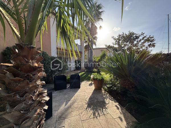 À saisir : magnifique appartement avec de nombreuses possibilités d’aménagement, idéal pour un investissement locatif de qualité.

Situé à deux pas de Port Grimaud et de Saint-Tropez, découvrez un joyau de la cité lacustre de Port Cogolin. Ce superbe rez-de-jardin de 120 m² allie le luxe d’un espace généreux à la douceur de vivre méditerranéenne.

Les points forts qui font la différence :
•	Accès direct à la marina : Un jardin à usage exclusif et privatif qui s'ouvre sur les canaux.
•	Flexibilité unique : Issu de la réunion de 2 lots, l'appartement possède deux entrées indépendantes. Idéal pour un grand pied-à-terre familial ou pour être divisé à nouveau en deux unités locatives rentables.
•	Emplacement Premium : Proximité immédiate des plages, des commerces et de Saint-Tropez.

Un intérieur élégant et parfaitement agencé :
L'appartement a été pensé pour le confort et la fluidité :
•	Espace de vie : Une vaste pièce de réception (salon/salle à manger) baignée de lumière, s'ouvrant sur la terrasse et le jardin à usage exclusif et privatif.
•	Côté Nuit : Une suite parentale de standing avec grand dressing et salle d'eau.
•       Une deuxième chambre avec balnéo privative pour des moments de détente.
•	Une troisième chambre cosy, parfaite pour des invités ou un bureau.
•	Cuisine : Moderne, fonctionnelle et entièrement équipée.

 Prestations & Services :
•	Confort total : Climatisation intégrale et nombreux rangements.
•	Praticité : accès aux places de parking communes en sous-sol.
•	Optionnel : Possibilité d'achat meublé pour une installation immédiate.

Une opportunité rare à visiter rapidement !