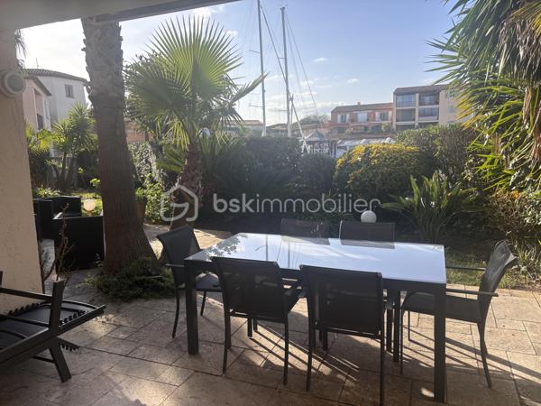À saisir : magnifique appartement avec de nombreuses possibilités d’aménagement, idéal pour un investissement locatif de qualité.

Situé à deux pas de Port Grimaud et de Saint-Tropez, découvrez un joyau de la cité lacustre de Port Cogolin. Ce superbe rez-de-jardin de 120 m² allie le luxe d’un espace généreux à la douceur de vivre méditerranéenne.

Les points forts qui font la différence :
•	Accès direct à la marina : Un jardin à usage exclusif et privatif qui s'ouvre sur les canaux.
•	Flexibilité unique : Issu de la réunion de 2 lots, l'appartement possède deux entrées indépendantes. Idéal pour un grand pied-à-terre familial ou pour être divisé à nouveau en deux unités locatives rentables.
•	Emplacement Premium : Proximité immédiate des plages, des commerces et de Saint-Tropez.

Un intérieur élégant et parfaitement agencé :
L'appartement a été pensé pour le confort et la fluidité :
•	Espace de vie : Une vaste pièce de réception (salon/salle à manger) baignée de lumière, s'ouvrant sur la terrasse et le jardin à usage exclusif et privatif.
•	Côté Nuit : Une suite parentale de standing avec grand dressing et salle d'eau.
•       Une deuxième chambre avec balnéo privative pour des moments de détente.
•	Une troisième chambre cosy, parfaite pour des invités ou un bureau.
•	Cuisine : Moderne, fonctionnelle et entièrement équipée.

 Prestations & Services :
•	Confort total : Climatisation intégrale et nombreux rangements.
•	Praticité : accès aux places de parking communes en sous-sol.
•	Optionnel : Possibilité d'achat meublé pour une installation immédiate.

Une opportunité rare à visiter rapidement !