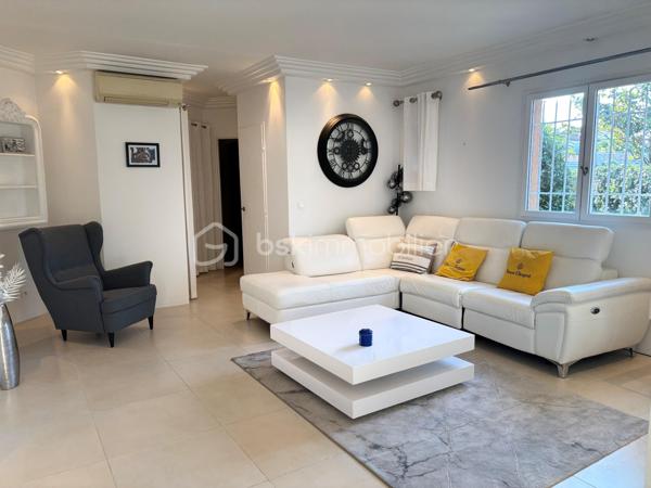 À saisir : magnifique appartement avec de nombreuses possibilités d’aménagement, idéal pour un investissement locatif de qualité.

Situé à deux pas de Port Grimaud et de Saint-Tropez, découvrez un joyau de la cité lacustre de Port Cogolin. Ce superbe rez-de-jardin de 120 m² allie le luxe d’un espace généreux à la douceur de vivre méditerranéenne.

Les points forts qui font la différence :
•	Accès direct à la marina : Un jardin à usage exclusif et privatif qui s'ouvre sur les canaux.
•	Flexibilité unique : Issu de la réunion de 2 lots, l'appartement possède deux entrées indépendantes. Idéal pour un grand pied-à-terre familial ou pour être divisé à nouveau en deux unités locatives rentables.
•	Emplacement Premium : Proximité immédiate des plages, des commerces et de Saint-Tropez.

Un intérieur élégant et parfaitement agencé :
L'appartement a été pensé pour le confort et la fluidité :
•	Espace de vie : Une vaste pièce de réception (salon/salle à manger) baignée de lumière, s'ouvrant sur la terrasse et le jardin à usage exclusif et privatif.
•	Côté Nuit : Une suite parentale de standing avec grand dressing et salle d'eau.
•       Une deuxième chambre avec balnéo privative pour des moments de détente.
•	Une troisième chambre cosy, parfaite pour des invités ou un bureau.
•	Cuisine : Moderne, fonctionnelle et entièrement équipée.

 Prestations & Services :
•	Confort total : Climatisation intégrale et nombreux rangements.
•	Praticité : accès aux places de parking communes en sous-sol.
•	Optionnel : Possibilité d'achat meublé pour une installation immédiate.

Une opportunité rare à visiter rapidement !