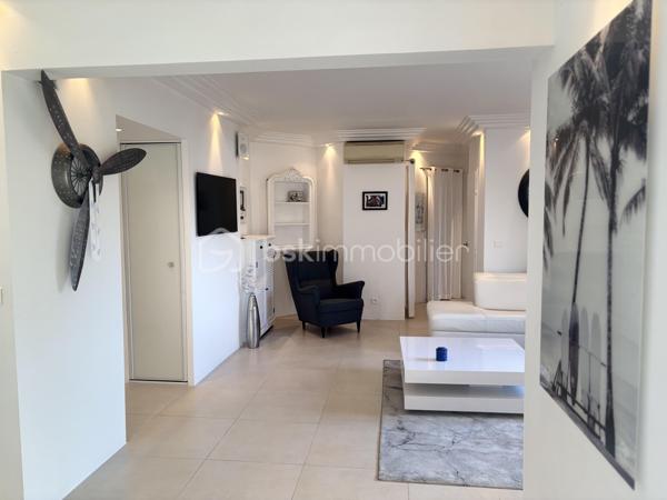 À saisir : magnifique appartement avec de nombreuses possibilités d’aménagement, idéal pour un investissement locatif de qualité.

Situé à deux pas de Port Grimaud et de Saint-Tropez, découvrez un joyau de la cité lacustre de Port Cogolin. Ce superbe rez-de-jardin de 120 m² allie le luxe d’un espace généreux à la douceur de vivre méditerranéenne.

Les points forts qui font la différence :
•	Accès direct à la marina : Un jardin à usage exclusif et privatif qui s'ouvre sur les canaux.
•	Flexibilité unique : Issu de la réunion de 2 lots, l'appartement possède deux entrées indépendantes. Idéal pour un grand pied-à-terre familial ou pour être divisé à nouveau en deux unités locatives rentables.
•	Emplacement Premium : Proximité immédiate des plages, des commerces et de Saint-Tropez.

Un intérieur élégant et parfaitement agencé :
L'appartement a été pensé pour le confort et la fluidité :
•	Espace de vie : Une vaste pièce de réception (salon/salle à manger) baignée de lumière, s'ouvrant sur la terrasse et le jardin à usage exclusif et privatif.
•	Côté Nuit : Une suite parentale de standing avec grand dressing et salle d'eau.
•       Une deuxième chambre avec balnéo privative pour des moments de détente.
•	Une troisième chambre cosy, parfaite pour des invités ou un bureau.
•	Cuisine : Moderne, fonctionnelle et entièrement équipée.

 Prestations & Services :
•	Confort total : Climatisation intégrale et nombreux rangements.
•	Praticité : accès aux places de parking communes en sous-sol.
•	Optionnel : Possibilité d'achat meublé pour une installation immédiate.

Une opportunité rare à visiter rapidement !