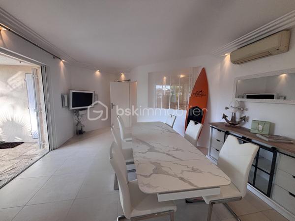 À saisir : magnifique appartement avec de nombreuses possibilités d’aménagement, idéal pour un investissement locatif de qualité.

Situé à deux pas de Port Grimaud et de Saint-Tropez, découvrez un joyau de la cité lacustre de Port Cogolin. Ce superbe rez-de-jardin de 120 m² allie le luxe d’un espace généreux à la douceur de vivre méditerranéenne.

Les points forts qui font la différence :
•	Accès direct à la marina : Un jardin à usage exclusif et privatif qui s'ouvre sur les canaux.
•	Flexibilité unique : Issu de la réunion de 2 lots, l'appartement possède deux entrées indépendantes. Idéal pour un grand pied-à-terre familial ou pour être divisé à nouveau en deux unités locatives rentables.
•	Emplacement Premium : Proximité immédiate des plages, des commerces et de Saint-Tropez.

Un intérieur élégant et parfaitement agencé :
L'appartement a été pensé pour le confort et la fluidité :
•	Espace de vie : Une vaste pièce de réception (salon/salle à manger) baignée de lumière, s'ouvrant sur la terrasse et le jardin à usage exclusif et privatif.
•	Côté Nuit : Une suite parentale de standing avec grand dressing et salle d'eau.
•       Une deuxième chambre avec balnéo privative pour des moments de détente.
•	Une troisième chambre cosy, parfaite pour des invités ou un bureau.
•	Cuisine : Moderne, fonctionnelle et entièrement équipée.

 Prestations & Services :
•	Confort total : Climatisation intégrale et nombreux rangements.
•	Praticité : accès aux places de parking communes en sous-sol.
•	Optionnel : Possibilité d'achat meublé pour une installation immédiate.

Une opportunité rare à visiter rapidement !