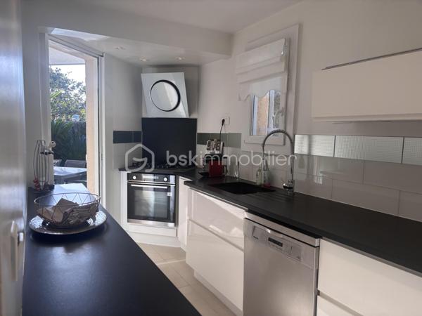 À saisir : magnifique appartement avec de nombreuses possibilités d’aménagement, idéal pour un investissement locatif de qualité.

Situé à deux pas de Port Grimaud et de Saint-Tropez, découvrez un joyau de la cité lacustre de Port Cogolin. Ce superbe rez-de-jardin de 120 m² allie le luxe d’un espace généreux à la douceur de vivre méditerranéenne.

Les points forts qui font la différence :
•	Accès direct à la marina : Un jardin à usage exclusif et privatif qui s'ouvre sur les canaux.
•	Flexibilité unique : Issu de la réunion de 2 lots, l'appartement possède deux entrées indépendantes. Idéal pour un grand pied-à-terre familial ou pour être divisé à nouveau en deux unités locatives rentables.
•	Emplacement Premium : Proximité immédiate des plages, des commerces et de Saint-Tropez.

Un intérieur élégant et parfaitement agencé :
L'appartement a été pensé pour le confort et la fluidité :
•	Espace de vie : Une vaste pièce de réception (salon/salle à manger) baignée de lumière, s'ouvrant sur la terrasse et le jardin à usage exclusif et privatif.
•	Côté Nuit : Une suite parentale de standing avec grand dressing et salle d'eau.
•       Une deuxième chambre avec balnéo privative pour des moments de détente.
•	Une troisième chambre cosy, parfaite pour des invités ou un bureau.
•	Cuisine : Moderne, fonctionnelle et entièrement équipée.

 Prestations & Services :
•	Confort total : Climatisation intégrale et nombreux rangements.
•	Praticité : accès aux places de parking communes en sous-sol.
•	Optionnel : Possibilité d'achat meublé pour une installation immédiate.

Une opportunité rare à visiter rapidement !