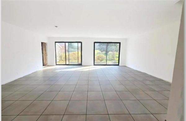 Maison neuve de plain-pied, piscine et garage