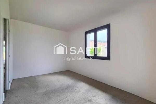 Maison neuve de plain-pied, piscine et garage