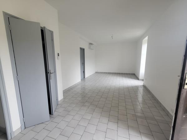 Appartement 82m2, garage 60m2 , caves privatives, terrain à partager