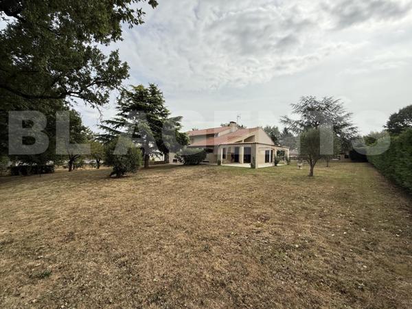 VILLA PLAIN-PIED 140 M² SUR SOUS SOL ET MAGNIFIQUE TERRAIN PISCINABLE