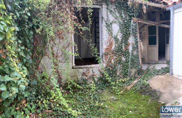 MATHA 17160 - Maison 2 pièces de 50 m² avec cave . et patio de 18 m².