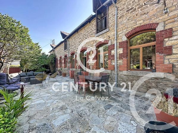 Maison à vendre  6 pièces - 231 m 2   GUINGAMP  - 22