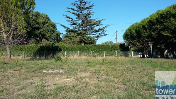 Terrain constructible de 827 m2 à Garat : 8 mn de Soyaux