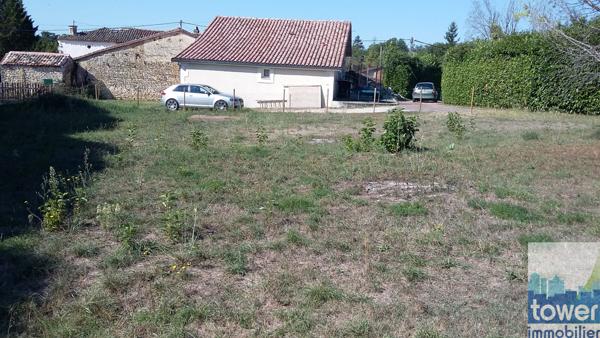 Terrain constructible de 827 m2 à Garat : 8 mn de Soyaux