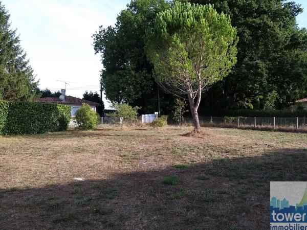 Terrain constructible de 827 m2 à Garat : 8 mn de Soyaux