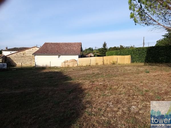 Terrain constructible de 827 m2 à Garat : 8 mn de Soyaux
