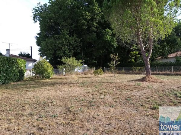 Terrain constructible de 827 m2 à Garat : 8 mn de Soyaux