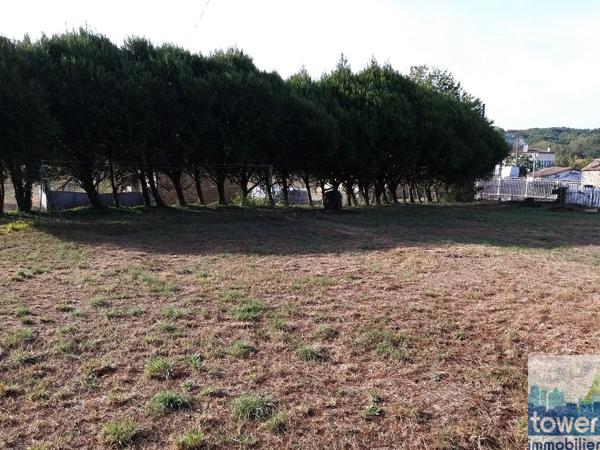Terrain constructible de 827 m2 à Garat : 8 mn de Soyaux