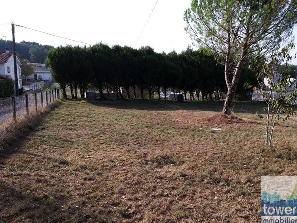 Terrain constructible de 827 m2 à Garat : 8 mn de Soyaux