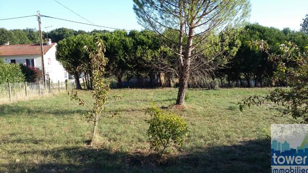 Terrain constructible de 827 m2 à Garat : 8 mn de Soyaux