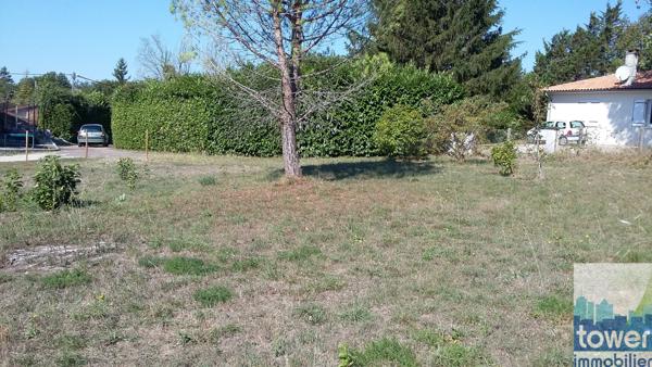 Terrain constructible de 827 m2 à Garat : 8 mn de Soyaux