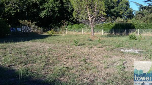 Terrain constructible de 827 m2 à Garat : 8 mn de Soyaux
