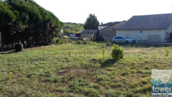 Terrain constructible de 827 m2 à Garat : 8 mn de Soyaux