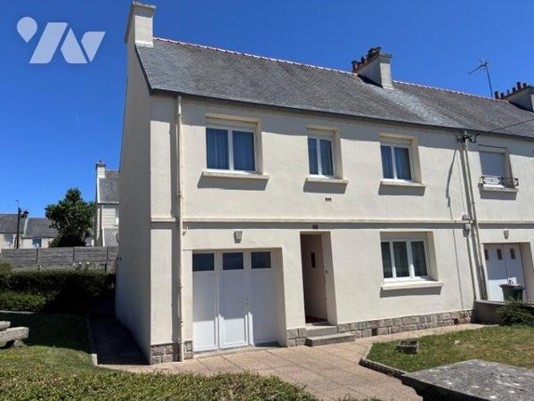 À vendre une maison comprenant, quatre chambres, une salle de bains, un garage et un jardin.