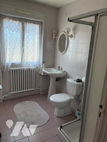 À vendre une maison comprenant, quatre chambres, une salle de bains, un garage et un jardin.