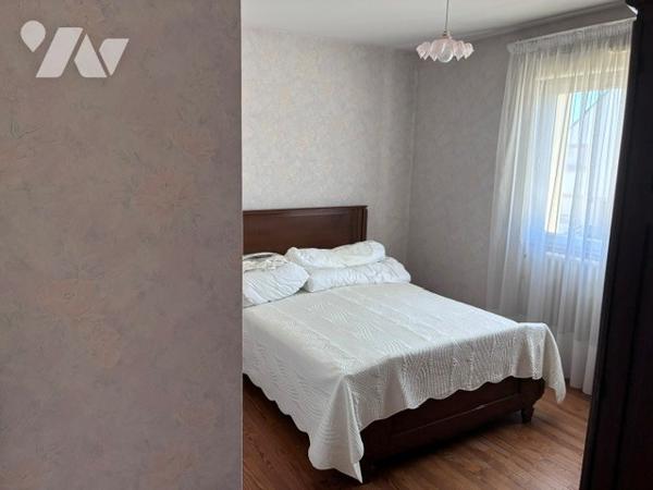 À vendre une maison comprenant, quatre chambres, une salle de bains, un garage et un jardin.