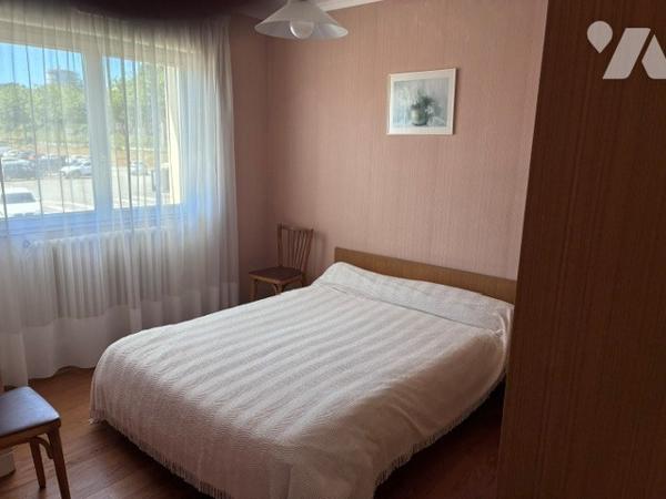 À vendre une maison comprenant, quatre chambres, une salle de bains, un garage et un jardin.