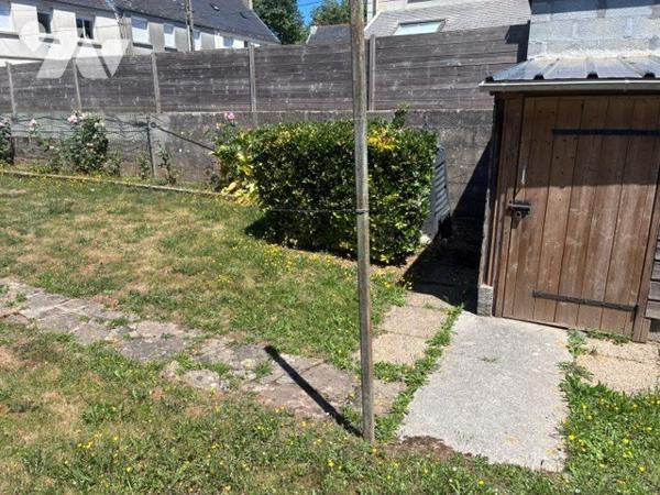 À vendre une maison comprenant, quatre chambres, une salle de bains, un garage et un jardin.