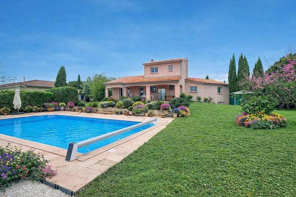Maison de standing avec piscine et vue dégagée