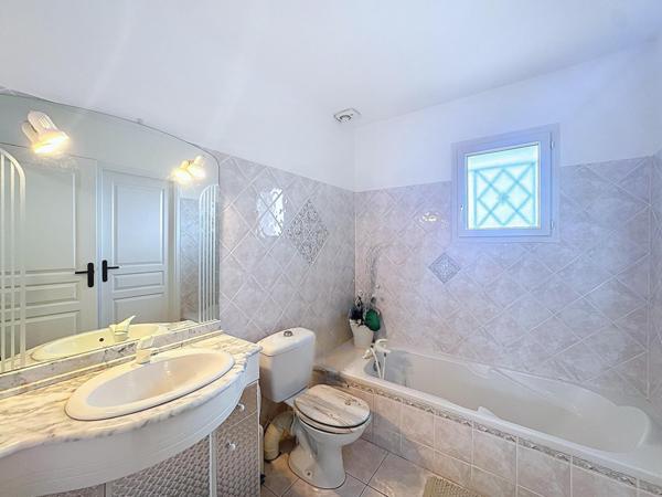 Maison de standing avec piscine et vue dégagée