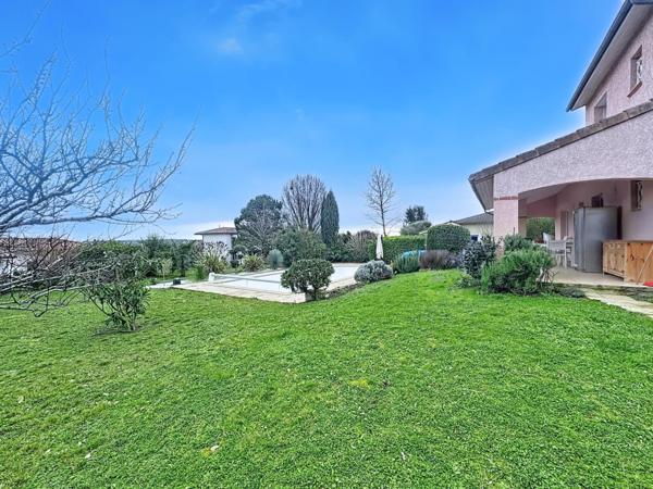 Maison de standing avec piscine et vue dégagée