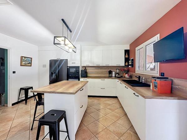 Maison de standing avec piscine et vue dégagée