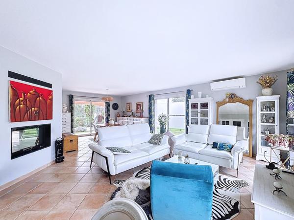 Maison de standing avec piscine et vue dégagée