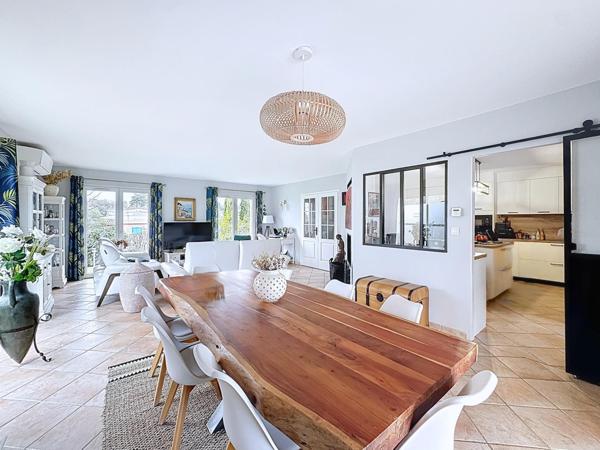 Maison de standing avec piscine et vue dégagée