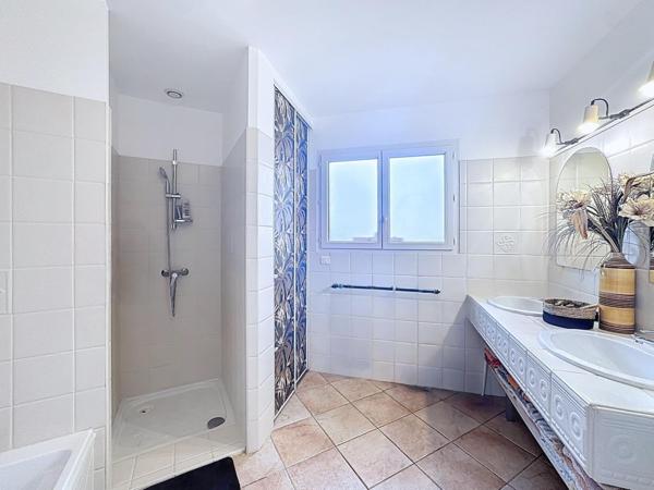 Maison de standing avec piscine et vue dégagée