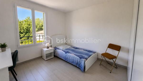 Située au sein d’une résidence sécurisée et fermée, cette maison récente de 2018 bénéficie d’un environnement calme et agréable.

Vous découvrirez une belle pièce de vie lumineuse avec cuisine moderne ouverte, donnant directement sur une terrasse ensoleillée et un jardin exposé plein sud de 307 m².

La maison propose 3 chambres avec grands placards intégrés, une salle d’eau ainsi qu’une salle de bain. Les espaces sont fonctionnels et aucun travaux n’est à prévoir.

Encore sous garantie décennale, elle offre le confort d’un bien récent dans un cadre résidentiel recherché.

Les + :
• Maison de 2018
- DPE A, maison très bien isolée et économe
• Garantie décennale
• Résidence sécurisée et fermée
• Exposition sud
• Jardin de 307 m²
• Terrasse ensoleillée
• 3 chambres avec grands placards
• Une salle d’eau et une salle de bain
• Cuisine moderne équipée
• Aucun travaux à prévoir
• Environnement calme
• Grand garage et stationnement

Pour une visite contactez Marine Nascimento au 0760033041