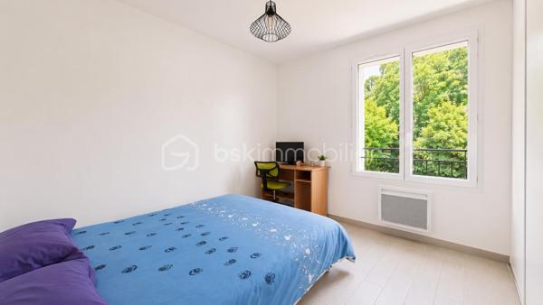 Située au sein d’une résidence sécurisée et fermée, cette maison récente de 2018 bénéficie d’un environnement calme et agréable.

Vous découvrirez une belle pièce de vie lumineuse avec cuisine moderne ouverte, donnant directement sur une terrasse ensoleillée et un jardin exposé plein sud de 307 m².

La maison propose 3 chambres avec grands placards intégrés, une salle d’eau ainsi qu’une salle de bain. Les espaces sont fonctionnels et aucun travaux n’est à prévoir.

Encore sous garantie décennale, elle offre le confort d’un bien récent dans un cadre résidentiel recherché.

Les + :
• Maison de 2018
- DPE A, maison très bien isolée et économe
• Garantie décennale
• Résidence sécurisée et fermée
• Exposition sud
• Jardin de 307 m²
• Terrasse ensoleillée
• 3 chambres avec grands placards
• Une salle d’eau et une salle de bain
• Cuisine moderne équipée
• Aucun travaux à prévoir
• Environnement calme
• Grand garage et stationnement

Pour une visite contactez Marine Nascimento au 0760033041