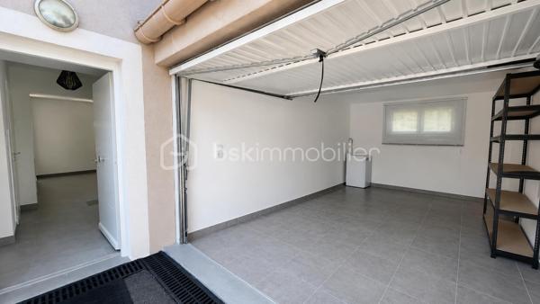 Située au sein d’une résidence sécurisée et fermée, cette maison récente de 2018 bénéficie d’un environnement calme et agréable.

Vous découvrirez une belle pièce de vie lumineuse avec cuisine moderne ouverte, donnant directement sur une terrasse ensoleillée et un jardin exposé plein sud de 307 m².

La maison propose 3 chambres avec grands placards intégrés, une salle d’eau ainsi qu’une salle de bain. Les espaces sont fonctionnels et aucun travaux n’est à prévoir.

Encore sous garantie décennale, elle offre le confort d’un bien récent dans un cadre résidentiel recherché.

Les + :
• Maison de 2018
- DPE A, maison très bien isolée et économe
• Garantie décennale
• Résidence sécurisée et fermée
• Exposition sud
• Jardin de 307 m²
• Terrasse ensoleillée
• 3 chambres avec grands placards
• Une salle d’eau et une salle de bain
• Cuisine moderne équipée
• Aucun travaux à prévoir
• Environnement calme
• Grand garage et stationnement

Pour une visite contactez Marine Nascimento au 0760033041