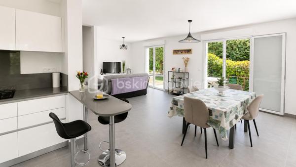 Située au sein d’une résidence sécurisée et fermée, cette maison récente de 2018 bénéficie d’un environnement calme et agréable.

Vous découvrirez une belle pièce de vie lumineuse avec cuisine moderne ouverte, donnant directement sur une terrasse ensoleillée et un jardin exposé plein sud de 307 m².

La maison propose 3 chambres avec grands placards intégrés, une salle d’eau ainsi qu’une salle de bain. Les espaces sont fonctionnels et aucun travaux n’est à prévoir.

Encore sous garantie décennale, elle offre le confort d’un bien récent dans un cadre résidentiel recherché.

Les + :
• Maison de 2018
- DPE A, maison très bien isolée et économe
• Garantie décennale
• Résidence sécurisée et fermée
• Exposition sud
• Jardin de 307 m²
• Terrasse ensoleillée
• 3 chambres avec grands placards
• Une salle d’eau et une salle de bain
• Cuisine moderne équipée
• Aucun travaux à prévoir
• Environnement calme
• Grand garage et stationnement

Pour une visite contactez Marine Nascimento au 0760033041